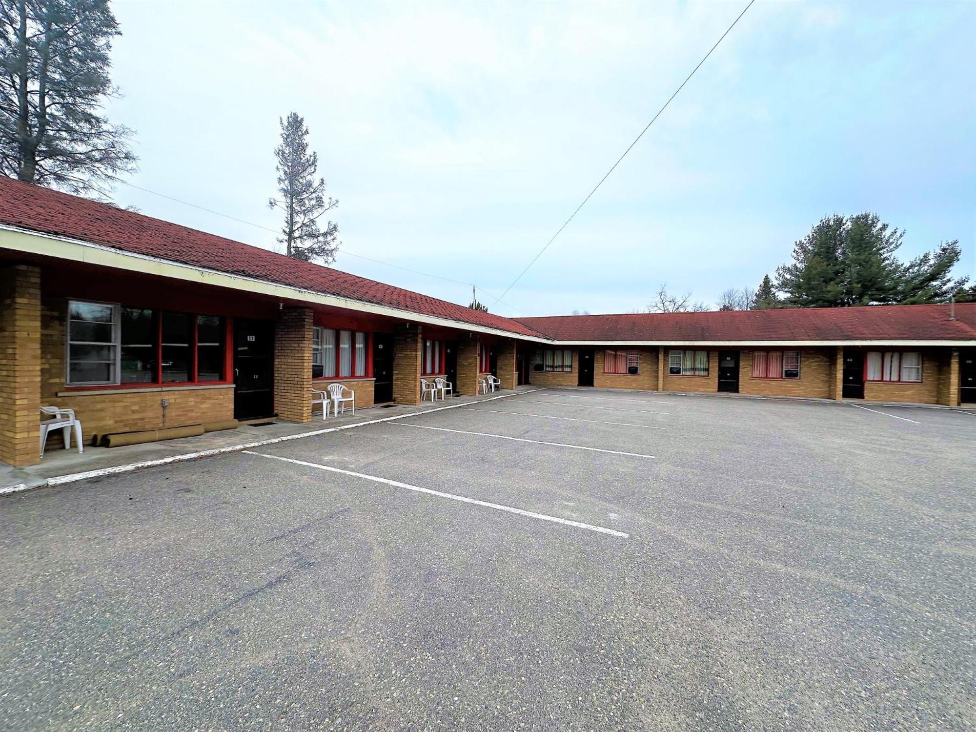 Red Top Motor Inn Iron Bridge Exterior photo