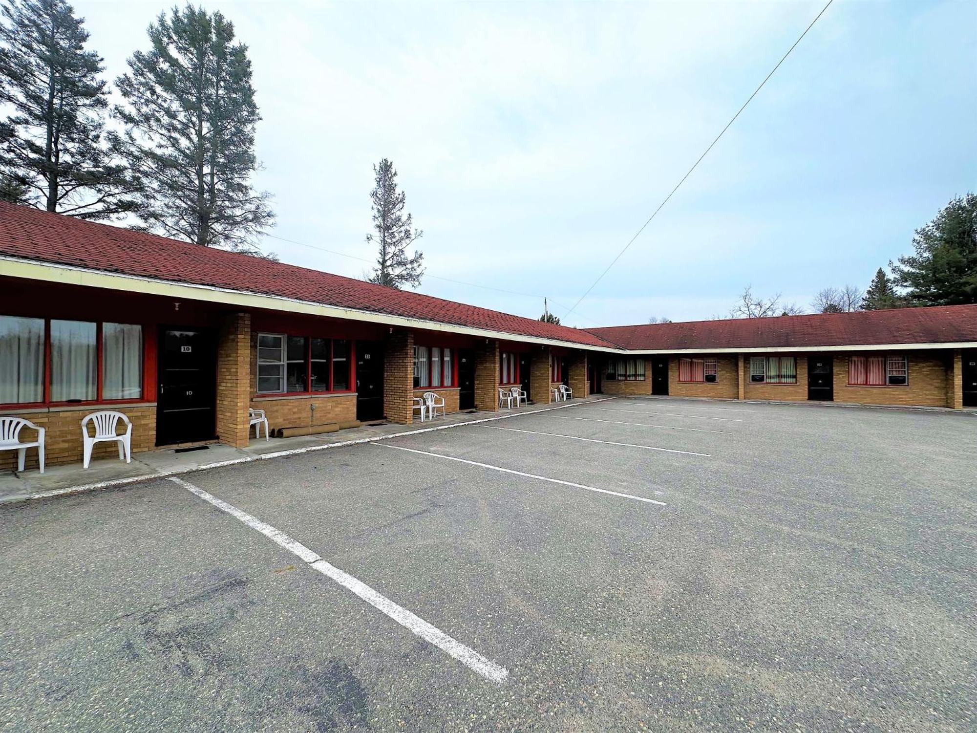 Red Top Motor Inn Iron Bridge Exterior photo