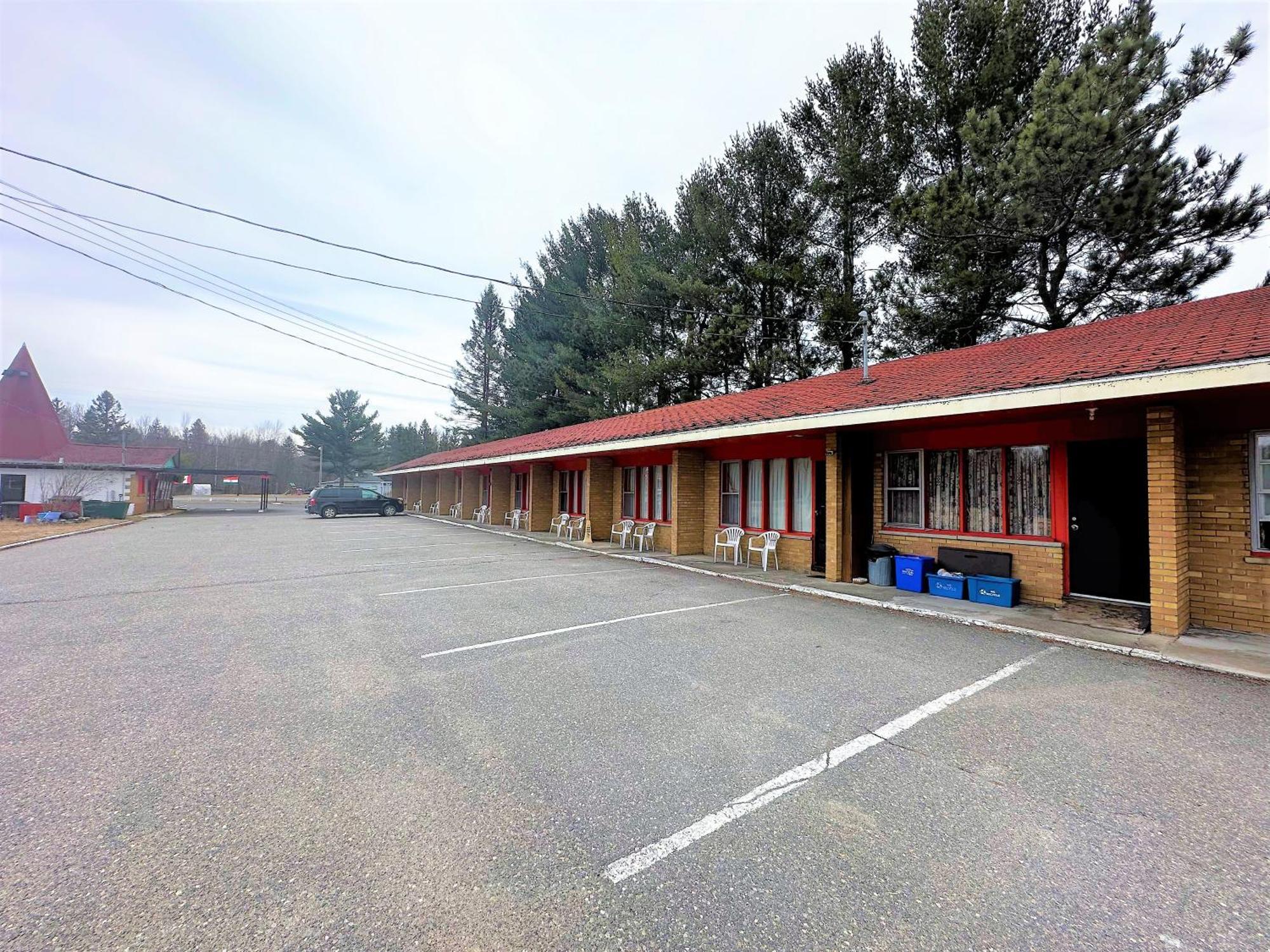 Red Top Motor Inn Iron Bridge Exterior photo