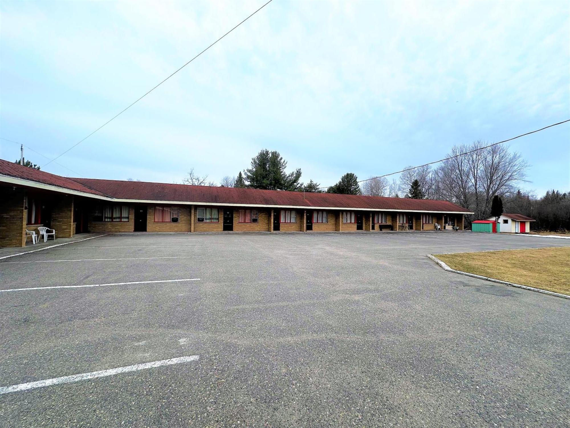 Red Top Motor Inn Iron Bridge Exterior photo