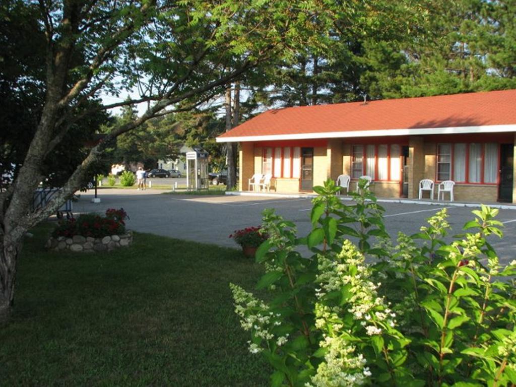 Red Top Motor Inn Iron Bridge Exterior photo