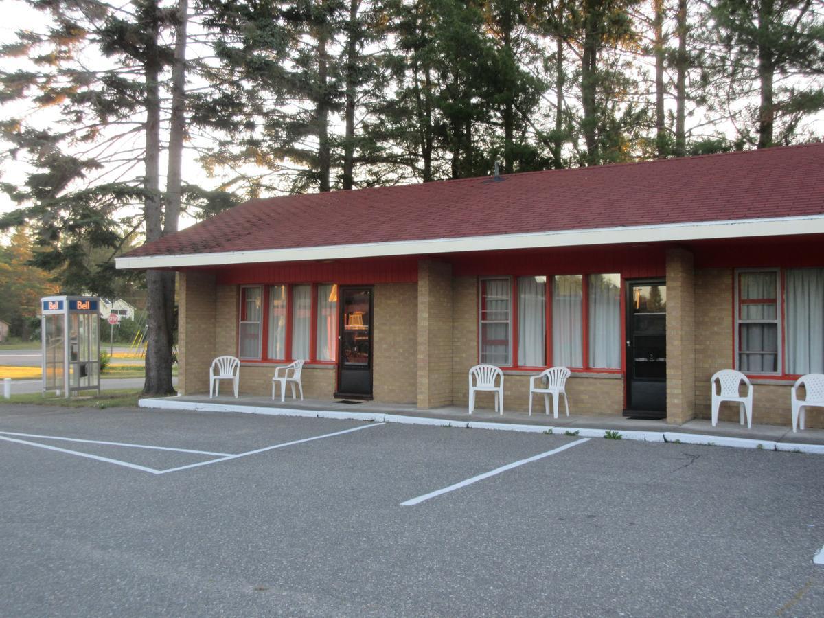 Red Top Motor Inn Iron Bridge Exterior photo