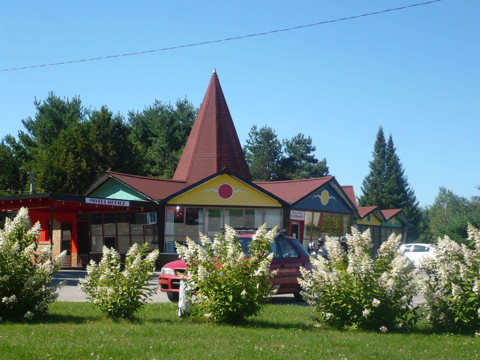 Red Top Motor Inn Iron Bridge Exterior photo